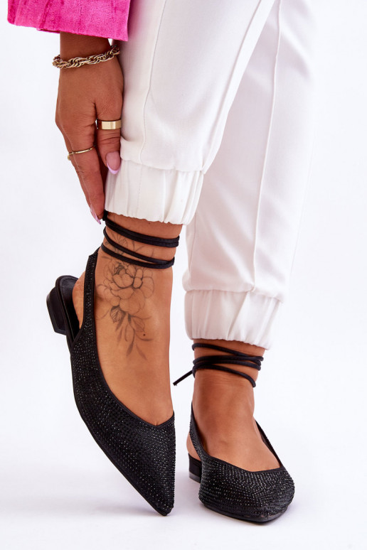 Ballerinas mit Bändern und Nieten in Schwarz von Mavis Ballerinas mit Bändern und Nieten in Schwarz von Mavis