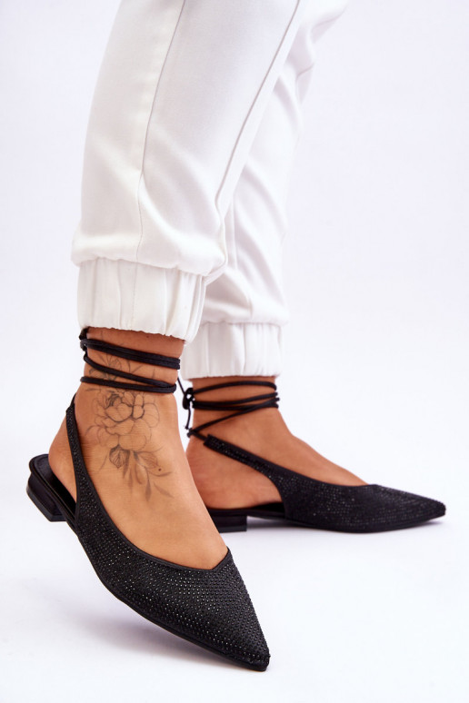 Ballerinas mit Bändern und Nieten in Schwarz von Mavis Ballerinas mit Bändern und Nieten in Schwarz von Mavis