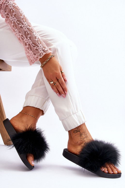 Stilvolle Gummipantoffeln mit Fell in der Farbe Schwarz von Lucrece Stilvolle Gummipantoffeln mit Fell in der Farbe Schwarz von Lucrece