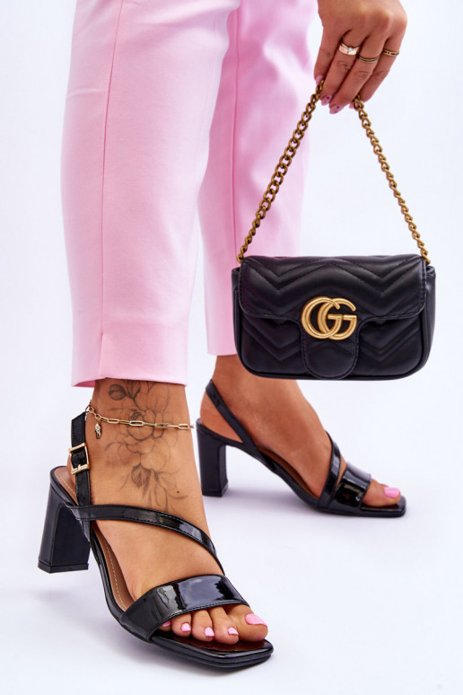 Sandaletten mit Lackeffekt in Schwarz von Carrie Sandaletten mit Lackeffekt in Schwarz von Carrie