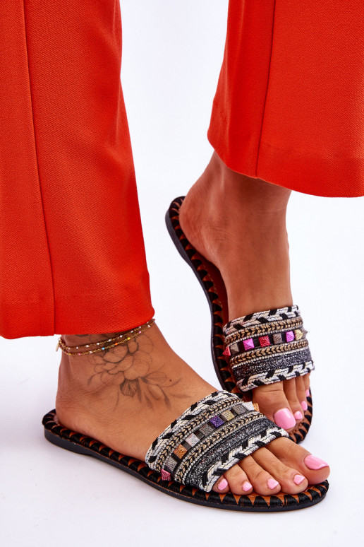 Verzierte Hausschuhe in der schwarzen Farbe Bellisa Verzierte Hausschuhe in der schwarzen Farbe Bellisa