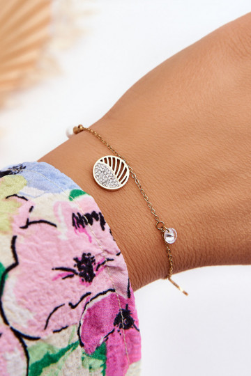 Das Armband ist aus Gold