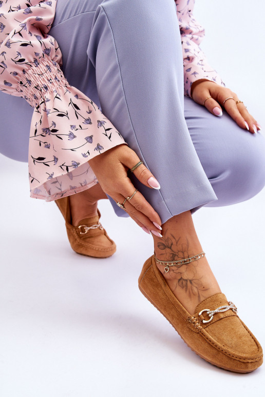 Klassische Wildledermokassins mit Ornamenten in der braunen Farbe Amera