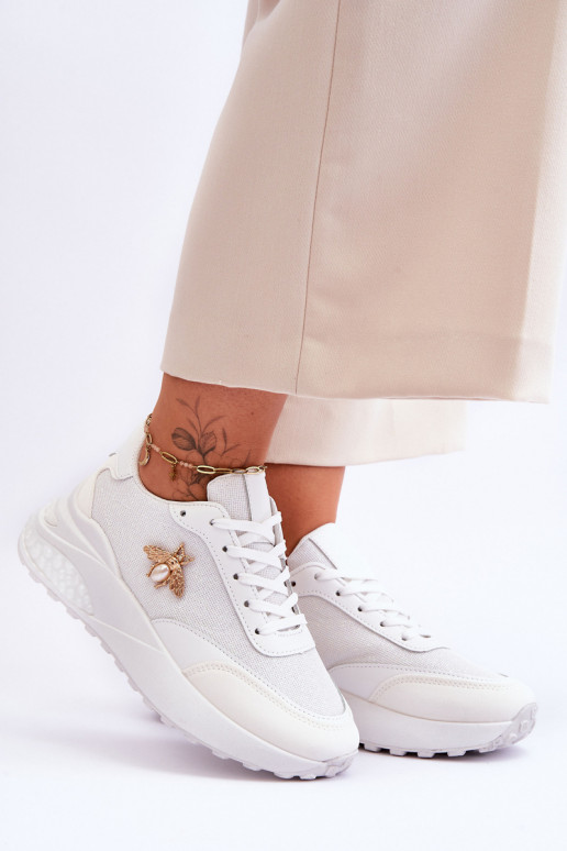 Glänzende Sportschuhe mit Ornamenten in der weißen Farbe Seneca