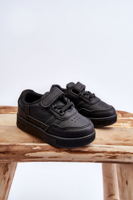 Kindersportschuhe des klassischen Modells in der schwarzen Farbe Marlin Kindersportschuhe des klassischen Modells in der schwarzen Farbe Marlin