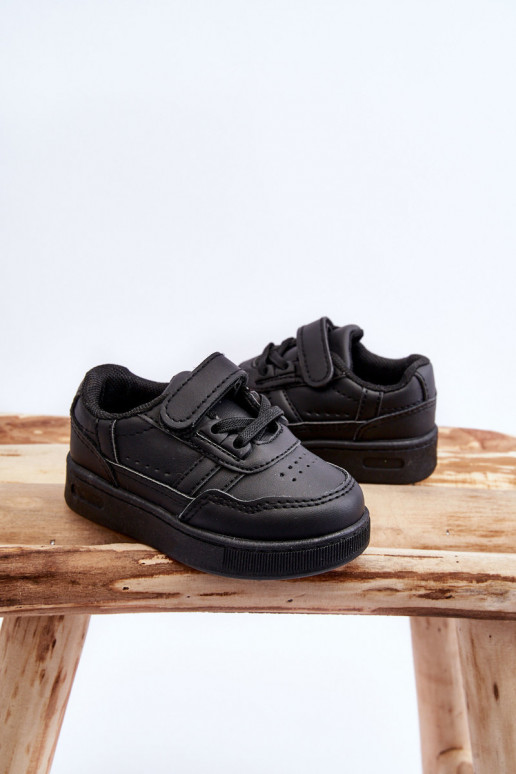 Kindersportschuhe des klassischen Modells in der schwarzen Farbe Marlin Kindersportschuhe des klassischen Modells in der schwarzen Farbe Marlin