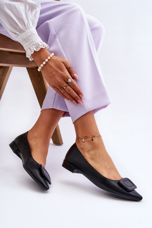 Klassisches Modell Ballerinas mit Ornamenten in der schwarzen Farbe Rivea Klassisches Modell Ballerinas mit Ornamenten in der schwarzen Farbe Rivea