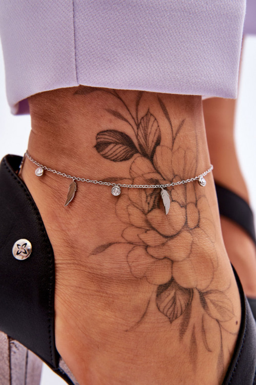 Beinarmband mit Federn und Zirkonen in silberner Farbe Beinarmband mit Federn und Zirkonen in silberner Farbe