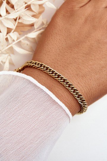 Das Armband ist aus Gold