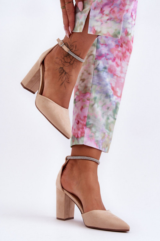 Wildlederschuhe mit funkelnden Ösen in der Farbe Beige Diamond