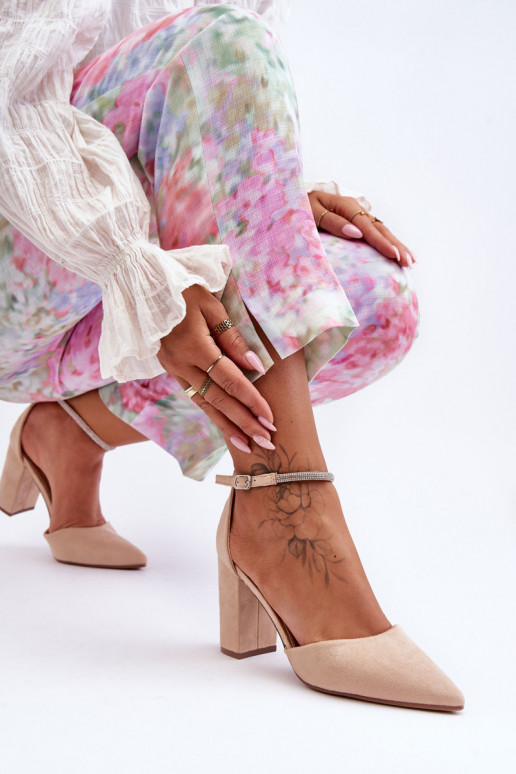 Wildlederschuhe mit funkelnden Ösen in der Farbe Beige Diamond