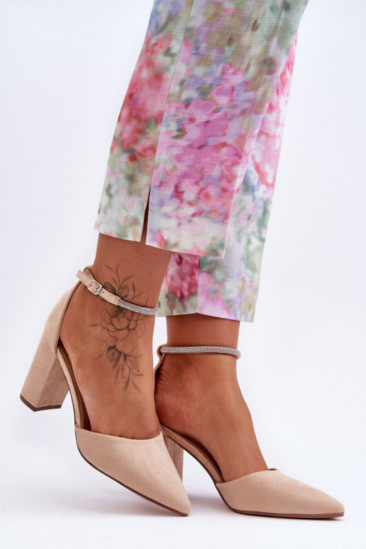 Wildlederschuhe mit funkelnden Ösen in der Farbe Beige Diamond