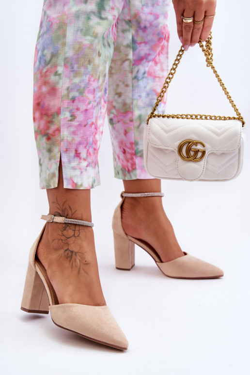 Wildlederschuhe mit funkelnden Ösen in der Farbe Beige Diamond