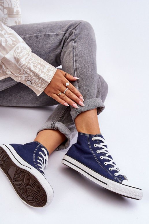 Klassische Sneaker-Modelle in dunkelblauer Farbe von Remos