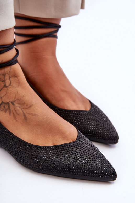 Klassisches Modell mit hohen Absätzen und spitzen Zehen, schwarze Farbe Delimena