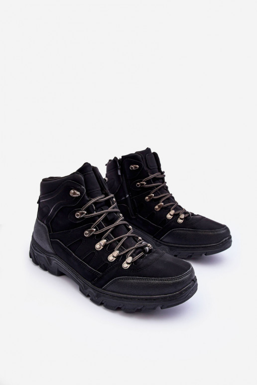 Wanderstiefel sind mit schwarzem Cowder gewärmt