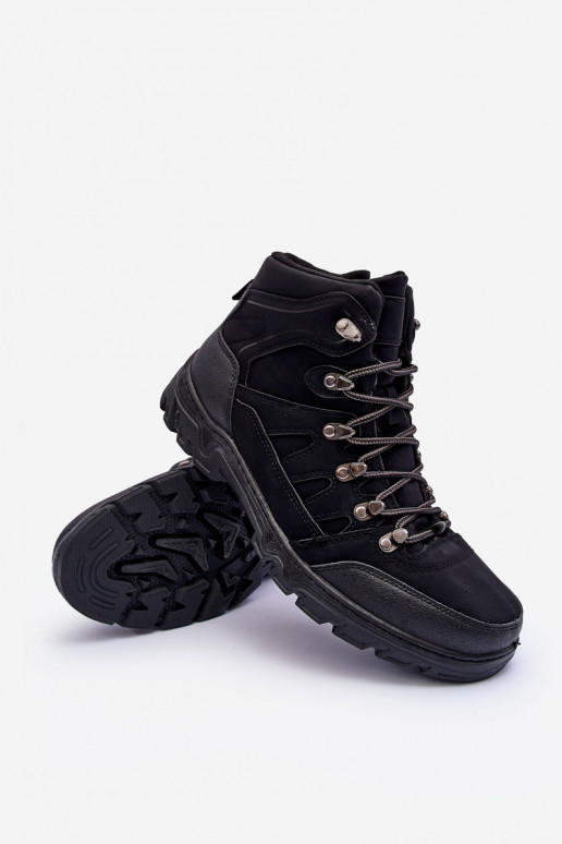 Wanderstiefel sind mit schwarzem Cowder gewärmt