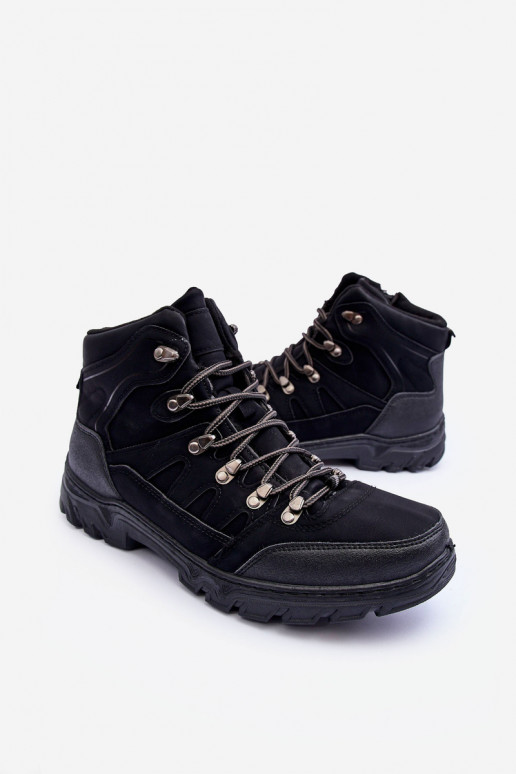 Wanderstiefel sind mit schwarzem Cowder gewärmt