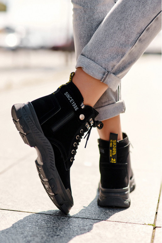 Gewärmte Damenstiefel aus Wildleder in der Farbe Schwarz von Jailina Gewärmte Damenstiefel aus Wildleder in der Farbe Schwarz von Jailina