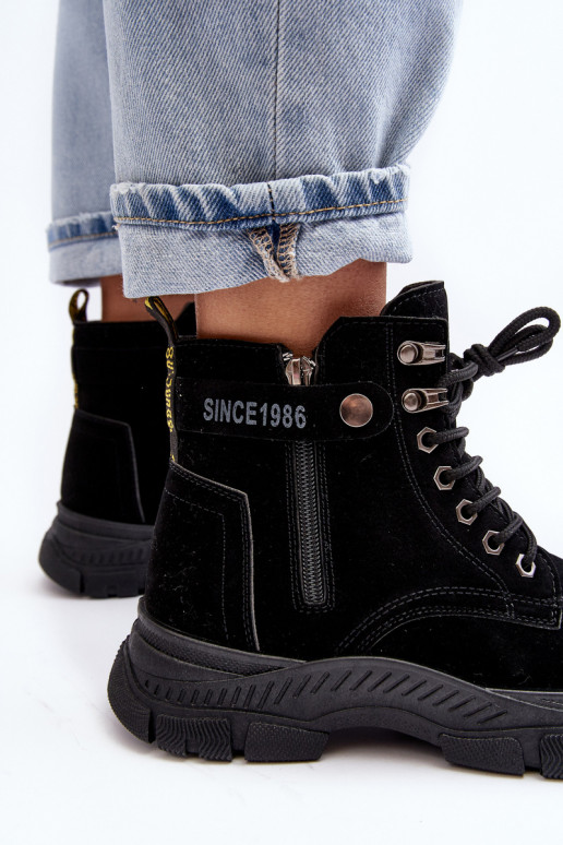 Gewärmte Damenstiefel aus Wildleder in der Farbe Schwarz von Jailina Gewärmte Damenstiefel aus Wildleder in der Farbe Schwarz von Jailina