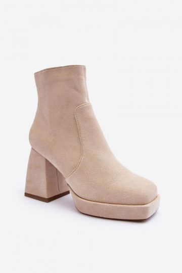 Elfenbeinfarbene Abnous-Wildlederstiefel mit weitem Absatz