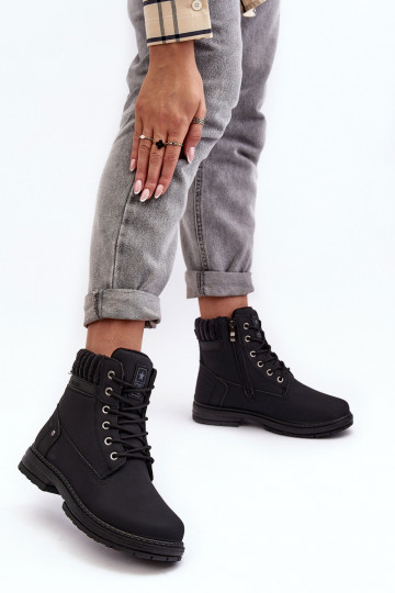 Die Stiefel sind in der schwarzen Farbe Katalis isoliert 2