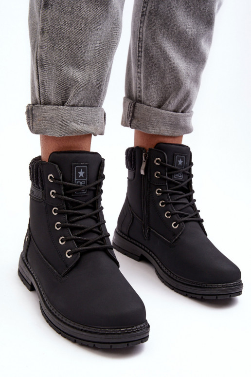 Die Stiefel sind in der schwarzen Farbe Katalis isoliert