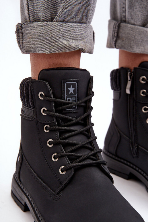 Die Stiefel sind in der schwarzen Farbe Katalis isoliert