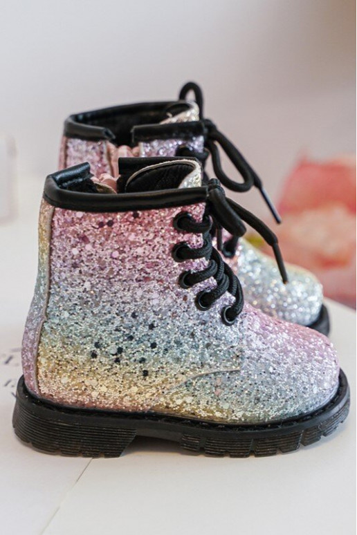 Kinderstiefel mit Glanz. Gewärmt mit Reißverschlüssen in verschiedenen Farben Saussa