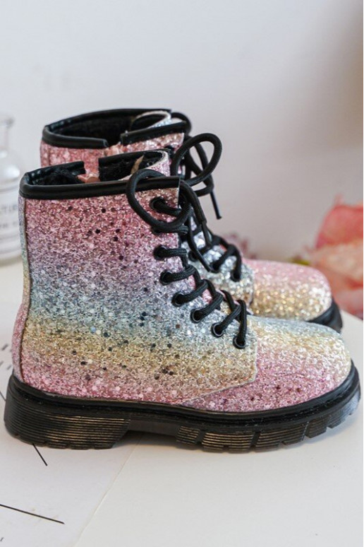 Kinderstiefel mit Glanz. Gewärmt mit Reißverschlüssen in verschiedenen Farben Saussa