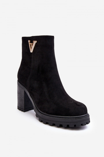 Wildleder-Stiefelette mit Ornamenten in Schwarz Strong