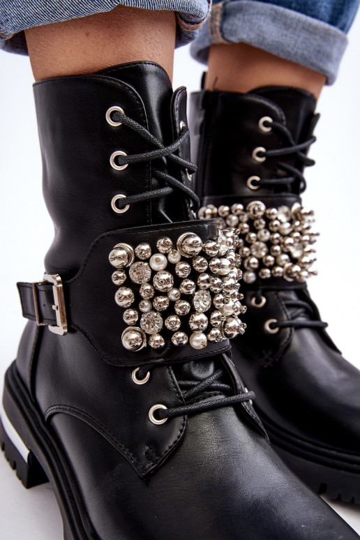 Beheizte Stiefel. Verziert in schwarzer Farbe. Lennen Beheizte Stiefel. Verziert in schwarzer Farbe. Lennen