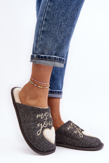 Mabira, ein klassisches Modell, wird durch ein kräftiges Modell in grauer Farbe aufgewärmt