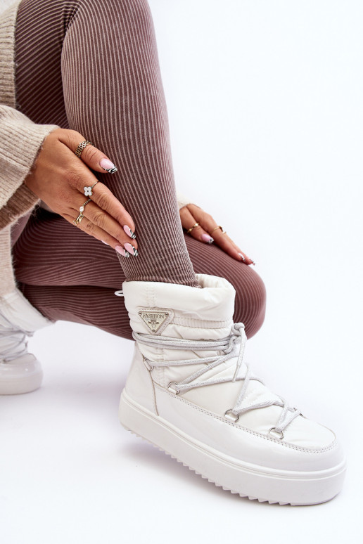 Schneestiefel mit Plateau und stilvollen Details in der weißen Farbe Fleure Schneestiefel mit Plateau und stilvollen Details in der weißen Farbe Fleure