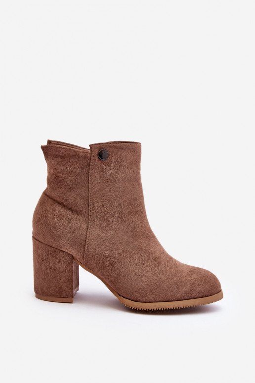 Aus Wildleder. Braune Selela-Stiefel für Damen