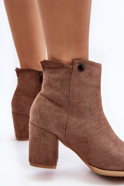 Aus Wildleder. Braune Selela-Stiefel für Damen