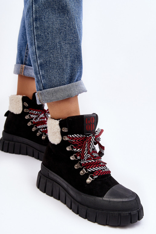 Gewärmte Stiefel mit massiver Sohle in der schwarzen Farbe Ralotta Gewärmte Stiefel mit massiver Sohle in der schwarzen Farbe Ralotta