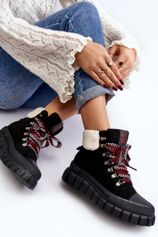 Gewärmte Stiefel mit massiver Sohle in der schwarzen Farbe Ralotta Gewärmte Stiefel mit massiver Sohle in der schwarzen Farbe Ralotta