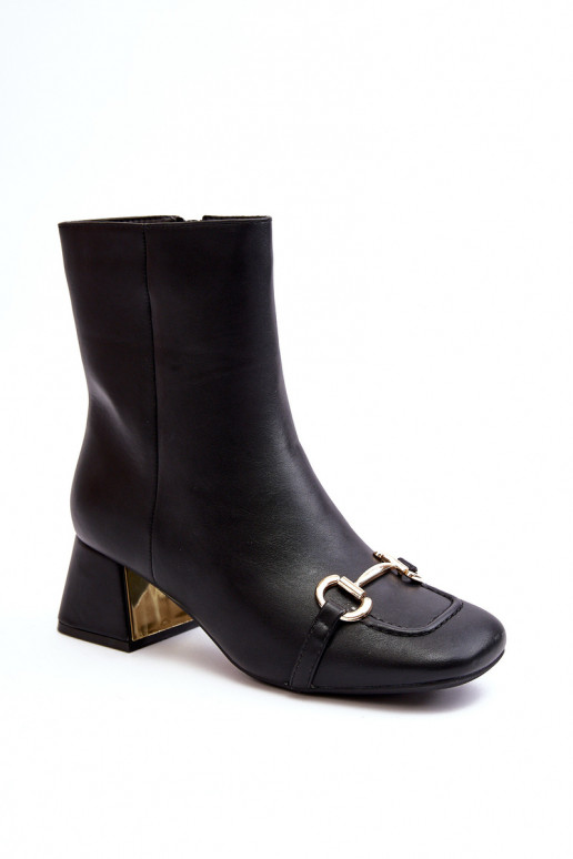 Stiefeletten mit Absatz und Ornamenten in Schwarz von Adinah Stiefeletten mit Absatz und Ornamenten in Schwarz von Adinah