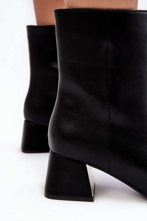 Stiefeletten mit Absatz und Ornamenten in Schwarz von Adinah Stiefeletten mit Absatz und Ornamenten in Schwarz von Adinah