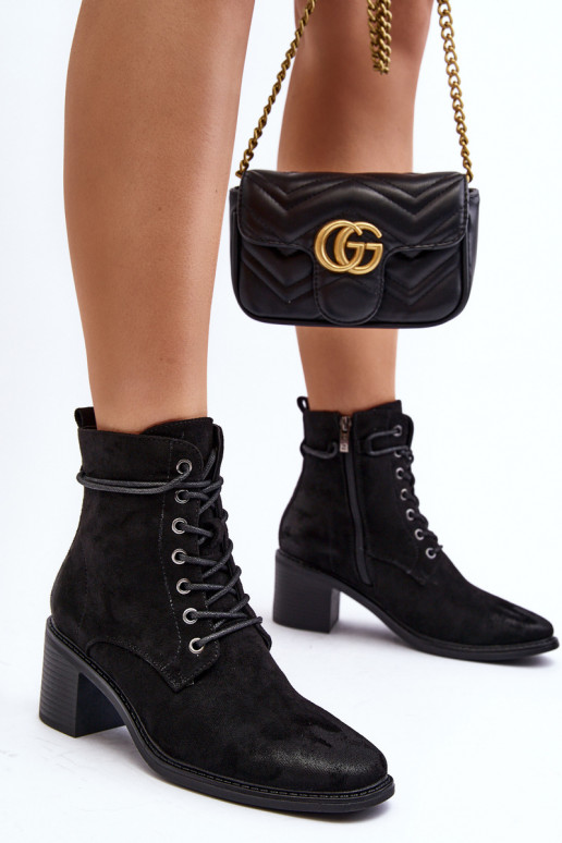 Stiefel mit niedrigem Absatz und Schnürsenkeln in der Farbe Schwarz von Serellia Stiefel mit niedrigem Absatz und Schnürsenkeln in der Farbe Schwarz von Serellia