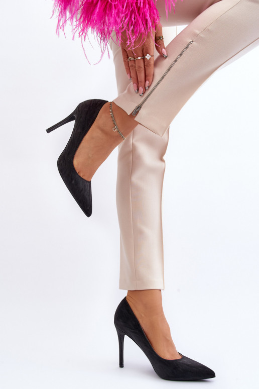 Schuhe mit hohen Absätzen, verziert mit glänzendem Schwarz in der Farbe Klonisa Schuhe mit hohen Absätzen, verziert mit glänzendem Schwarz in der Farbe Klonisa