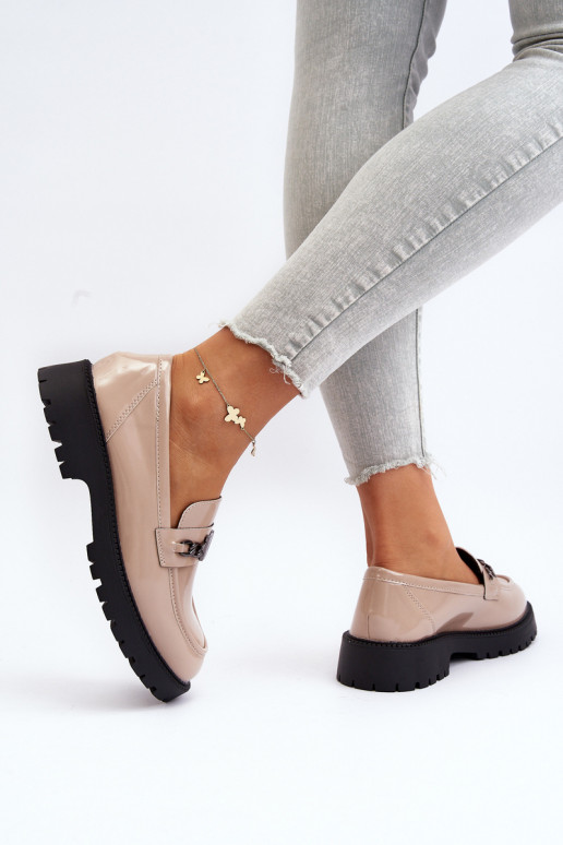 Mokassins mit Lackeffekt und breiten Absätzen in Beige von Ezoma Mokassins mit Lackeffekt und breiten Absätzen in Beige von Ezoma