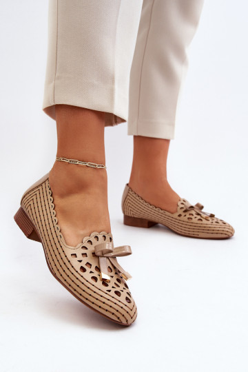 Durchbrochene Ballerinas mit Bändern beige Instabil