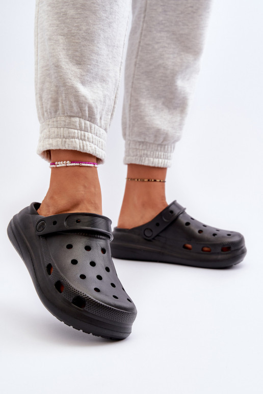 Leichte Hausschuhe in der schwarzen Farbe Ilariana Leichte Hausschuhe in der schwarzen Farbe Ilariana