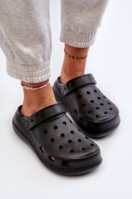 Leichte Hausschuhe in der schwarzen Farbe Ilariana Leichte Hausschuhe in der schwarzen Farbe Ilariana