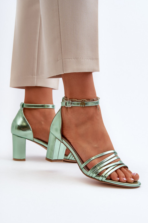 Sandaletten mit Riemchen und Absatz aus grünem Enitia