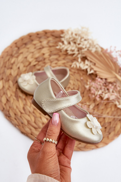 Ballerinas für Kinder mit Klebeverschlüssen mit Ornamenten in der Farbe Gold von Serinde Ballerinas für Kinder mit Klebeverschlüssen mit Ornamenten in der Farbe Gold von Serinde