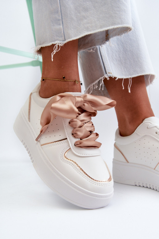 Sneakers-Modellschuhe mit Plateau in der weißen Farbe Tessama Sneakers-Modellschuhe mit Plateau in der weißen Farbe Tessama