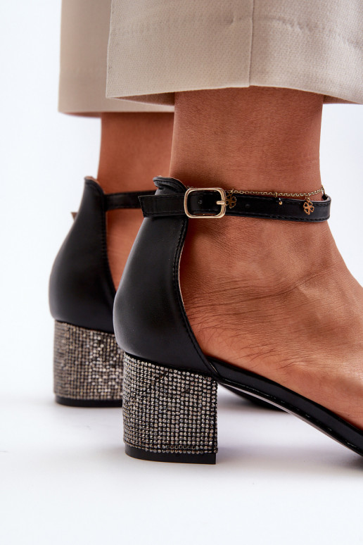 Damen-Sandalen aus Öko-Leder Zdobionym Obcasie in schwarzer Farbe Wiatalia Damen-Sandalen aus Öko-Leder Zdobionym Obcasie in schwarzer Farbe Wiatalia